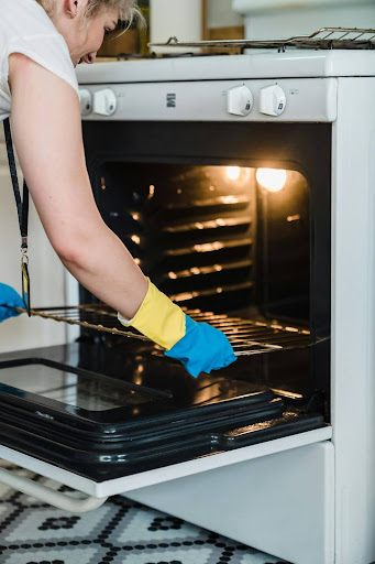 Need an oven repair? Adams Appliance Repair Inc. in Oklahoma City provides Moore, OK with only the best appliance handymen.